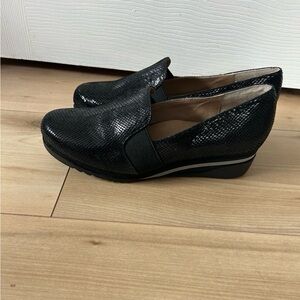 New Bettye Muller Concept Women Size 8 Shoe Platform Wedge Embossed Leather